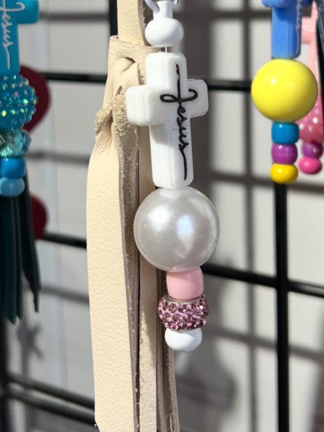 Our 11 year old granddaughter just sold her very first keychain creation! She was so excited❤️
Way to go kiddo!
#makersgonnamake 
#jesuslovesyou❤️
